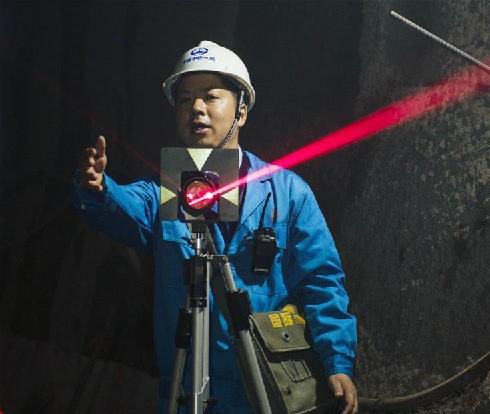 白芝勇:用點線繪就精密測量人生