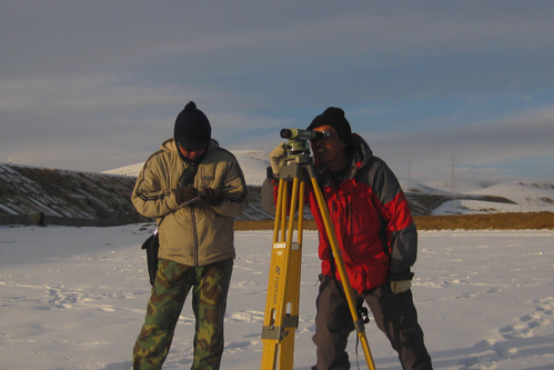 正在進(jìn)行水準(zhǔn)測(cè)量 正在進(jìn)行水準(zhǔn)測(cè)量